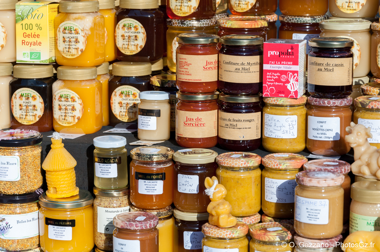 Pôts miels dans un marché Parisien